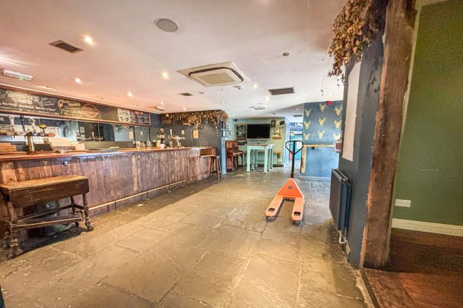 The Windsor Castle, 7 Stourbridge Road, West Midlands, DY9 7DG 4