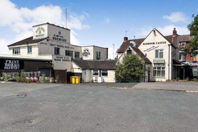 The Windsor Castle, 7 Stourbridge Road, West Midlands, DY9 7DG 4