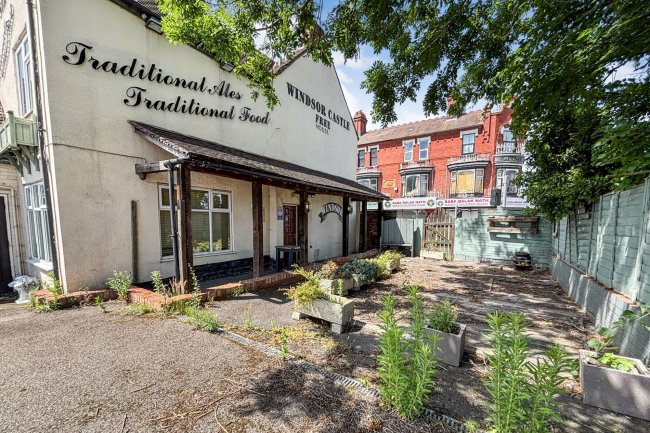The Windsor Castle, 7 Stourbridge Road, West Midlands, DY9 7DG 4
