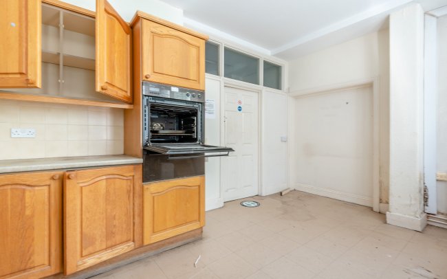 Kings Worthy House & Kings Worthy Court, London Road, Kings Worthy, Winchester, Hampshire, SO23 7QA 6