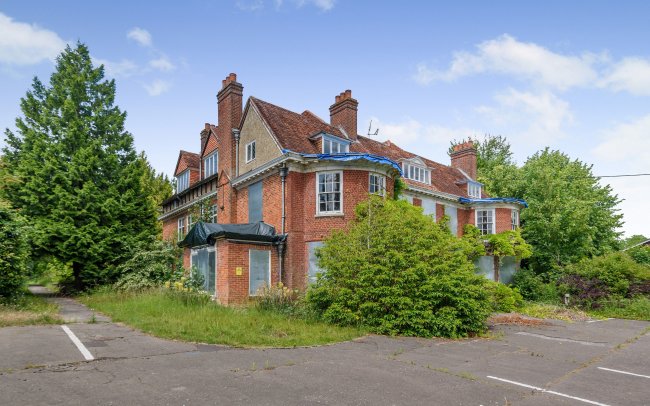 Kings Worthy House & Kings Worthy Court, London Road, Kings Worthy, Winchester, Hampshire, SO23 7QA 6