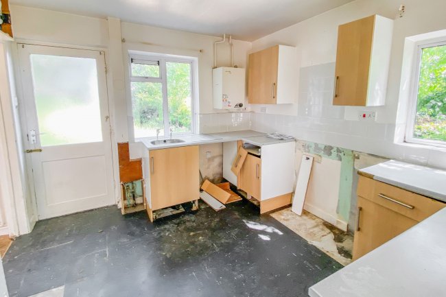 3 Seagry Hill, Sutton Benger, Wiltshire, SN15 4SA 8