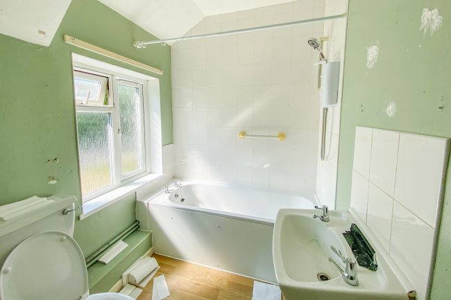 3 Seagry Hill, Sutton Benger, Wiltshire, SN15 4SA 8