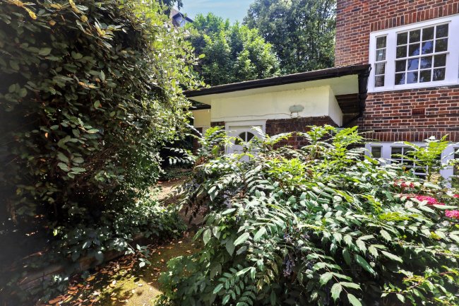 The Lodge, Corringham Court, Corringham Road, London NW11 7BU 3