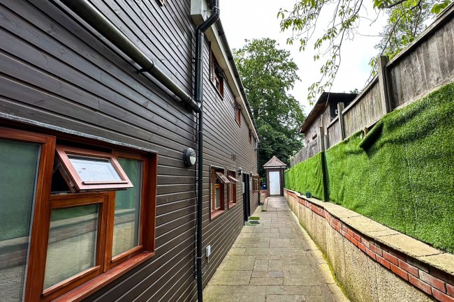 20 Church Terrace, London NW4 4JU 9
