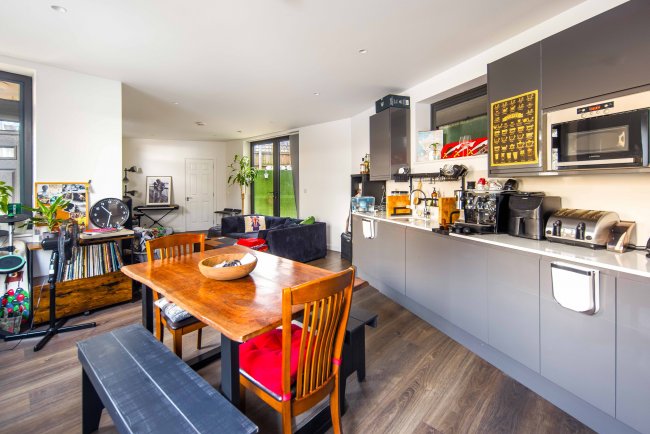 208 Cassland Road, London E9 5AJ 2