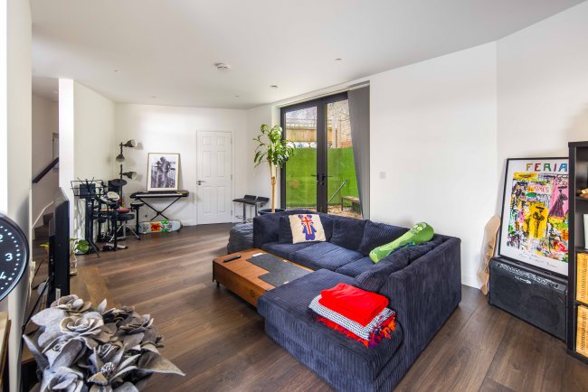 208 Cassland Road, London E9 5AJ 2