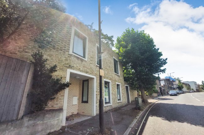 208 Cassland Road, London E9 5AJ 2