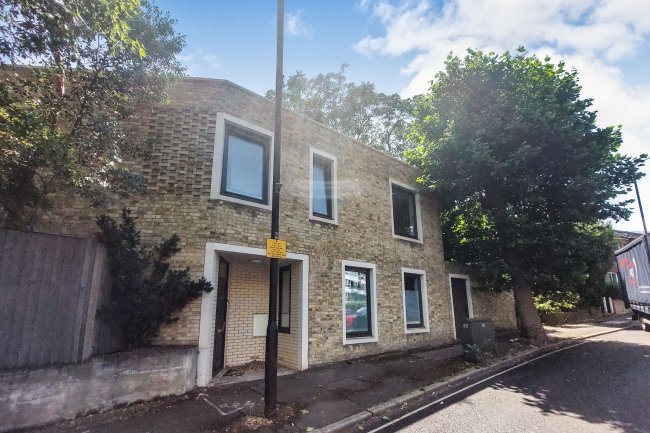 208 Cassland Road, London E9 5AJ 2