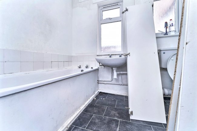 4 The Furlong, Wednesbury, West Midlands, WS10 9SU 6