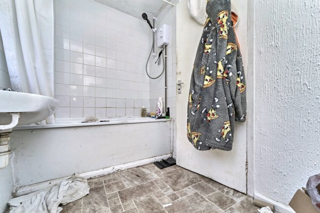 12 The Furlong, Wednesbury, West Midlands, WS10 9SU 7