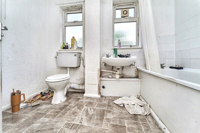 12 The Furlong, Wednesbury, West Midlands, WS10 9SU 7