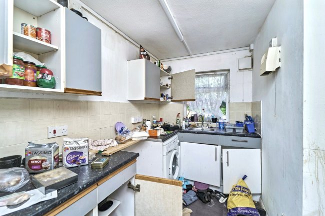 12 The Furlong, Wednesbury, West Midlands, WS10 9SU 7