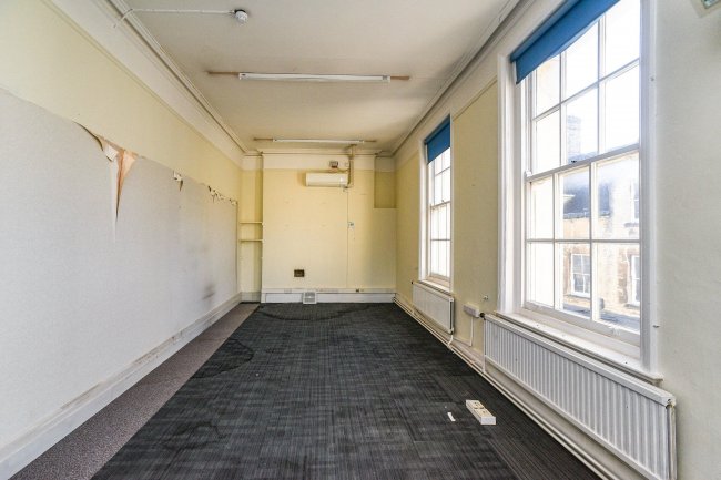 2 Market Place, Cirencester, GL7 2NS 9