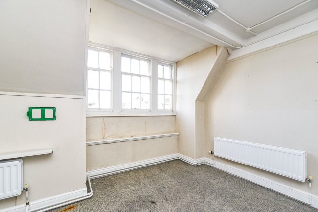 2 Market Place, Cirencester, GL7 2NS 9