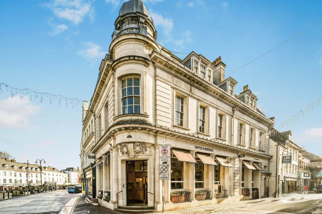 2 Market Place, Cirencester, GL7 2NS 9