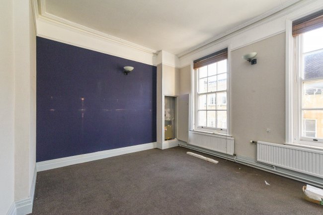 2 Market Place, Cirencester, GL7 2NS 9