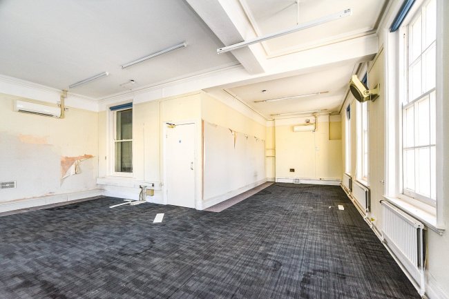 2 Market Place, Cirencester, GL7 2NS 9