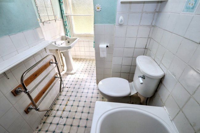 Flat 6, Lee Court, 39 - 41 Queen Anne Place, Enfield, EN1 2PS 9