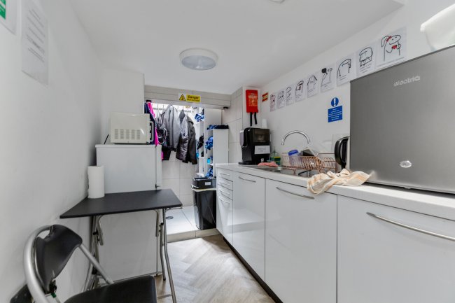 46 Kilburn High Rd, Kilburn, London, NW6 4HJ 9