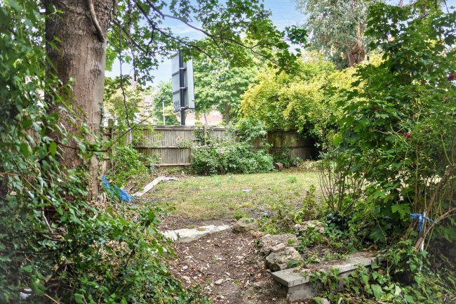 82a Thurlow Park Road, London, SE21 8HY 7