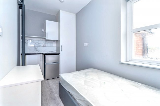 4 Kings Road, Fleet, Hampshire, GU51 3AD 4