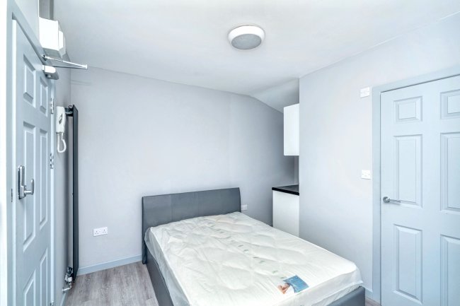 4 Kings Road, Fleet, Hampshire, GU51 3AD 4