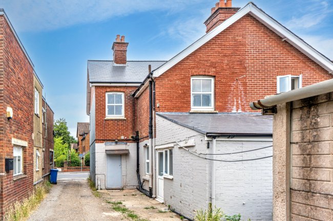 4 Kings Road, Fleet, Hampshire, GU51 3AD 4