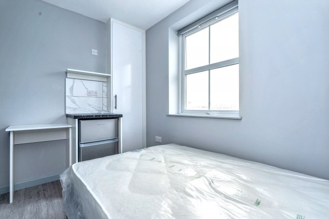 4 Kings Road, Fleet, Hampshire, GU51 3AD 4