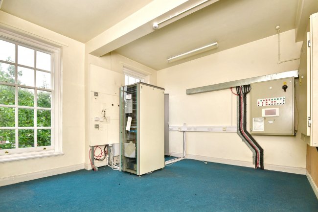 6 Market Place, Retford, Nottinghamshire, DN22 6HB 3