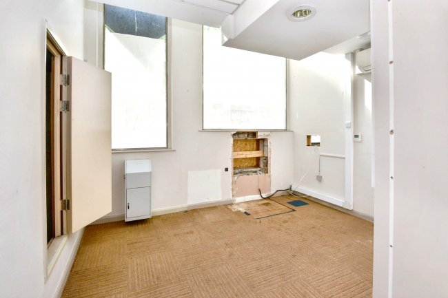 6 Market Place, Retford, Nottinghamshire, DN22 6HB 3