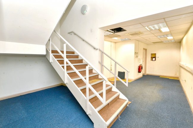 6 Market Place, Retford, Nottinghamshire, DN22 6HB 3