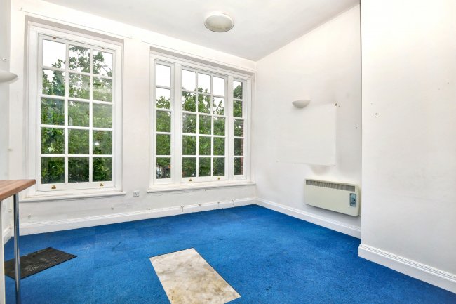 6 Market Place, Retford, Nottinghamshire, DN22 6HB 3