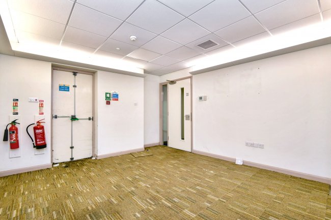 6 Market Place, Retford, Nottinghamshire, DN22 6HB 3