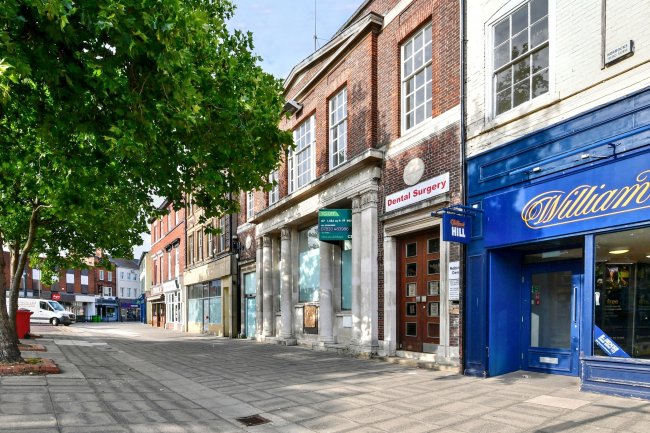 6 Market Place, Retford, Nottinghamshire, DN22 6HB 3