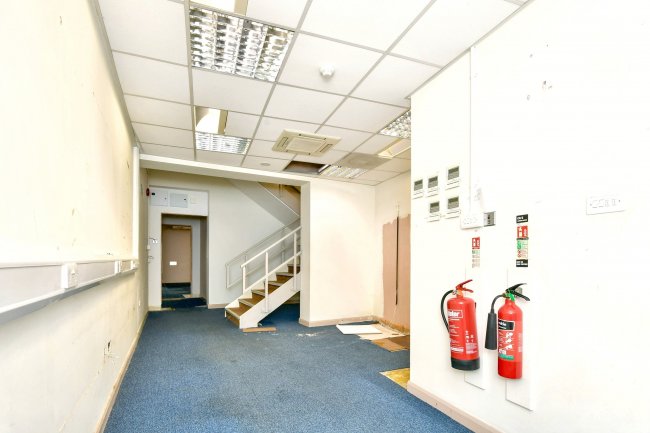 6 Market Place, Retford, Nottinghamshire, DN22 6HB 3