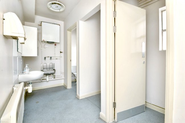 6 Market Place, Retford, Nottinghamshire, DN22 6HB 3