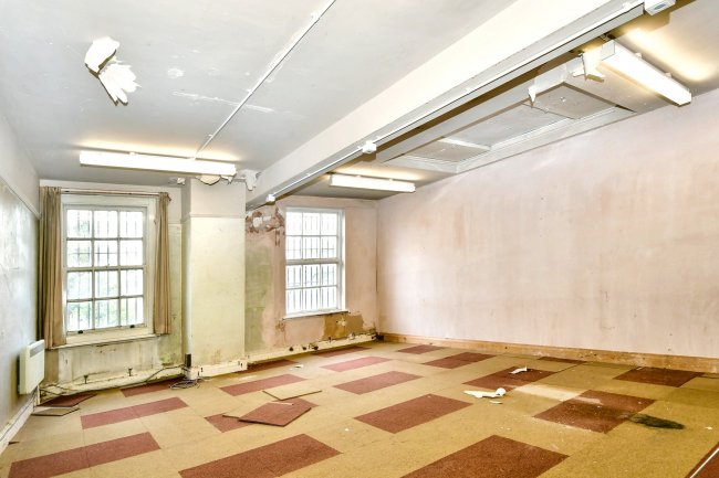 6 Market Place, Retford, Nottinghamshire, DN22 6HB 3