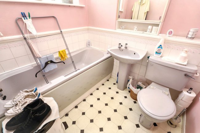 61 Laburnum Close, Friern Barnet, London, N11 3PA 3