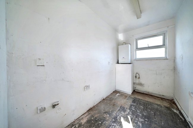 14 Routh Court, Feltham, TW14 8SJ 6