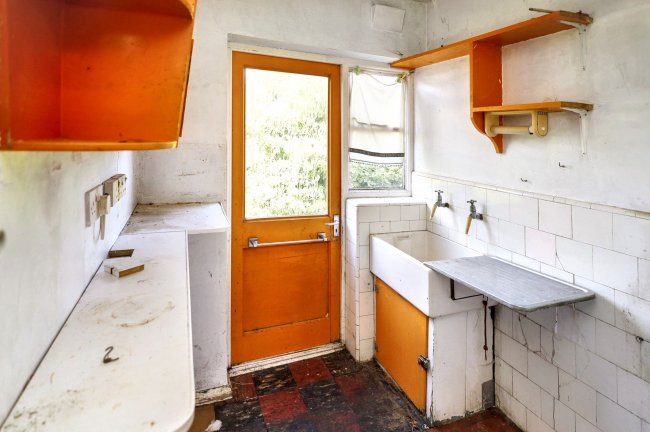 21 Bedford Crescent, Enfield, Middlesex, EN3 6JU 4