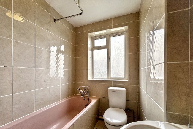 14 Windsor Court, Friern Barnet Lane, New Southgate, London N11 3LY 7