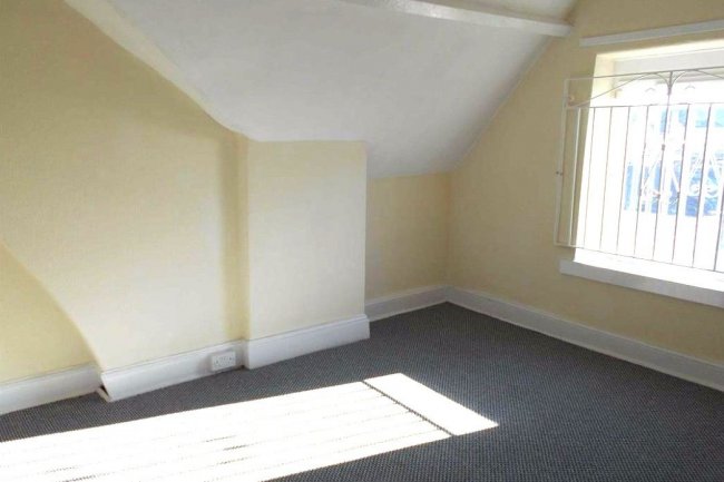 172 Holton Road, Barry, Wales CF63 4HN 6