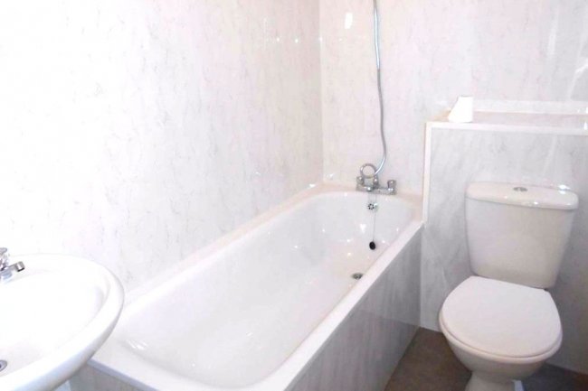 172 Holton Road, Barry, Wales CF63 4HN 6