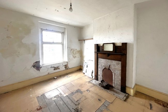 84 High Street, Lowestoft, Suffolk NR32 1XN 1