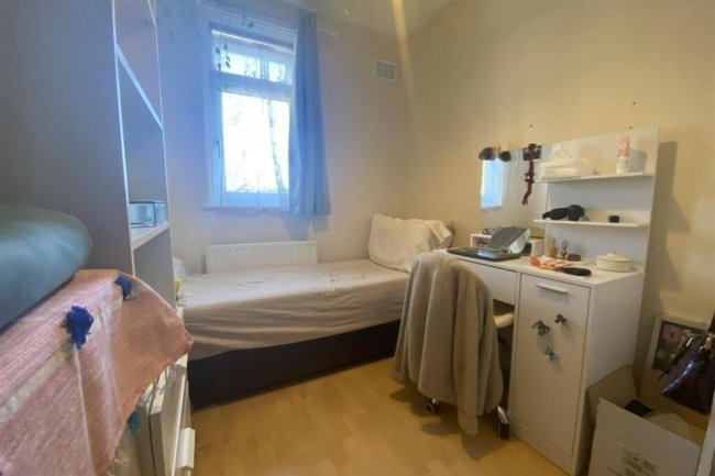 21 Gloucester Grove, Edgware, Middlesex, HA8 0ER 10