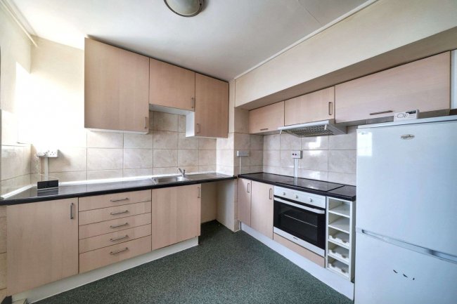 47 Wendover Court, Western Avenue, London W3 0TG 3