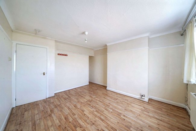 47 Wendover Court, Western Avenue, London W3 0TG 3