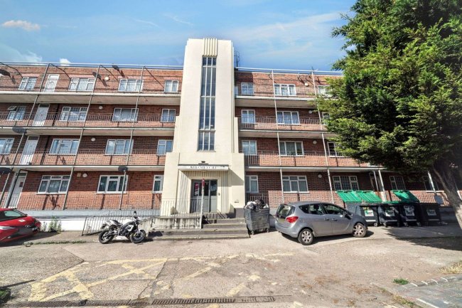 47 Wendover Court, Western Avenue, London W3 0TG 3