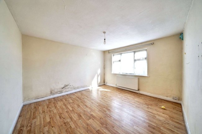 47 Wendover Court, Western Avenue, London W3 0TG 3